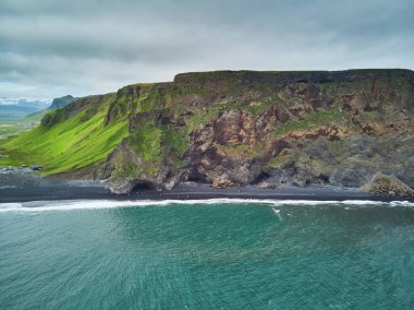 Reynisfjara 'nın güney İzlanda' daki Vik yakınlarındaki kara kumsal manzarası.