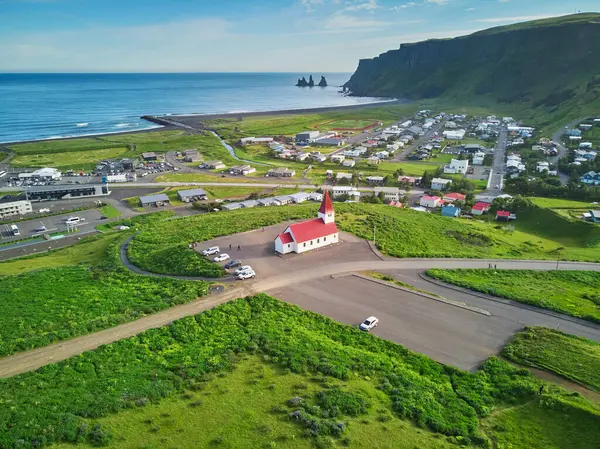 Vik, Güney İzlanda 'daki Vikurkirkja kilisesinin hava manzarası