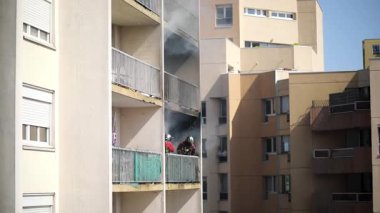 Konut yangını, alevler ve pencereden çıkan duman.