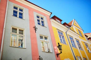 Estonya 'nın Tallinn kentinin manzarası. Eski Tallinn kasabası ortaçağ kökenini korudu, binaların çoğu 13-16 yüzyıl boyunca inşa edildi.