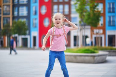 Sevimli anaokulu kızı Tallinn, Estonya 'nın Noblessner semtinde eğleniyor.