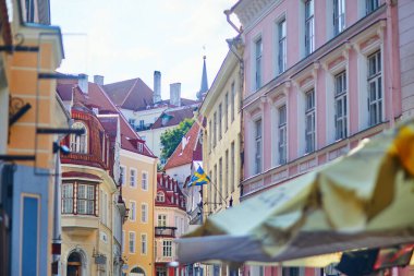 Estonya 'nın Tallinn kentinin manzarası. Eski Tallinn kasabası ortaçağ kökenini korudu, binaların çoğu 13-16 yüzyıl boyunca inşa edildi.