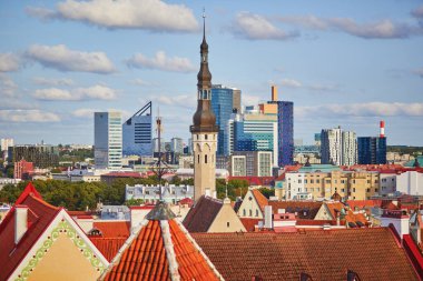 Estonya 'nın Tallinn kentinin manzarası. Eski Tallinn kasabası ortaçağ kökenini korudu, binaların çoğu 13-16 yüzyıl boyunca inşa edildi.
