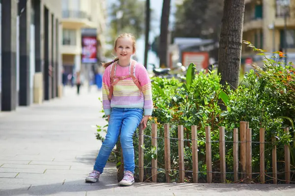 Nice, Fransa 'da yürüyüş yapan sevimli liseli kız.