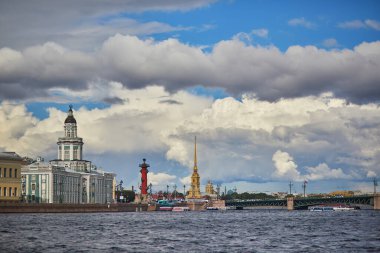 SAINT-PETERSBURG, RUSSIA - 12 AĞUSTOS 2024: Rusya 'nın Saint-Petersburg tarihsel merkezinin manzarası