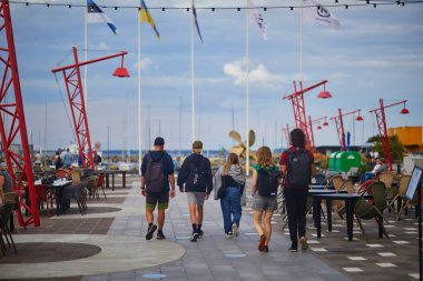 TALLINN, ESTONIA - 19 AĞUSTOS 2024: Tallinn, Estonya 'daki modern NoBlessner bölgesinde yürüyen insanlar