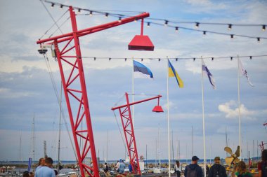TALLINN, ESTONIA - 19 AĞUSTOS 2024: Tallinn, Estonya 'daki modern NoBlessner bölgesinde yürüyen insanlar