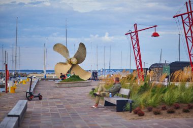 TALLINN, ESTONIA - 19 AĞUSTOS 2024: Tallinn, Estonya 'daki modern NoBlessner bölgesinde yürüyen insanlar