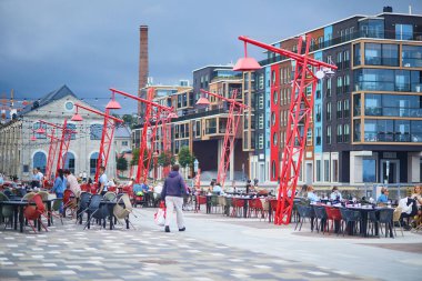 TALLINN, ESTONIA - 19 AĞUSTOS 2024: Tallinn, Estonya 'daki modern NoBlessner bölgesinde yürüyen insanlar