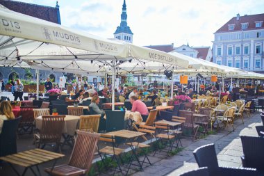 TALLINN, ESTONIA - 19 AĞUSTOS 2024: Tallinn, Estonya 'nın tarihi merkezinde yürüyen insanlar