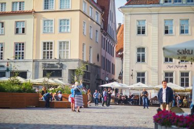 TALLINN, ESTONIA - 19 AĞUSTOS 2024: Tallinn, Estonya 'nın tarihi merkezinde yürüyen insanlar