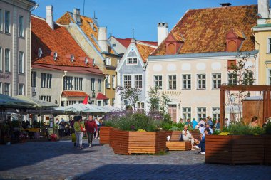 TALLINN, ESTONIA - 19 AĞUSTOS 2024: Tallinn, Estonya 'nın tarihi merkezinde yürüyen insanlar