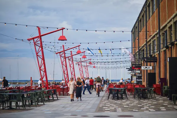 TALLINN, ESTONIA - 19 AĞUSTOS 2024: Tallinn, Estonya 'daki modern NoBlessner bölgesinde yürüyen insanlar