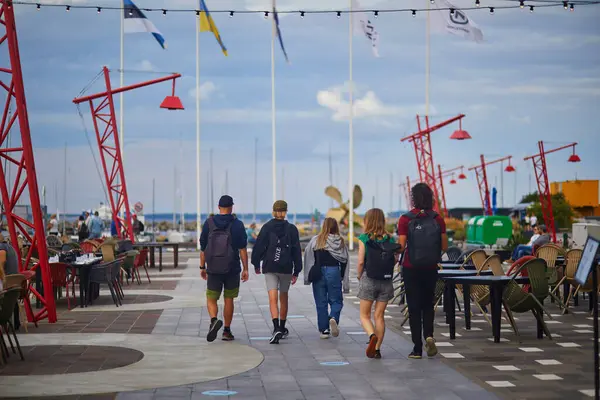 TALLINN, ESTONIA - 19 AĞUSTOS 2024: Tallinn, Estonya 'daki modern NoBlessner bölgesinde yürüyen insanlar