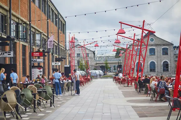 TALLINN, ESTONIA - 19 AĞUSTOS 2024: Tallinn, Estonya 'daki modern NoBlessner bölgesinde yürüyen insanlar