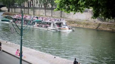 PARIS, FRANCE - 31 Mayıs 2025: Paris, Fransa 'da Seine nehrinde yol alan turist gemileri