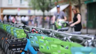 PARIS, FRANCE - 31 Mayıs 2025: Paris, Fransa 'da bisiklet paylaşım sistemi Velib kullanan insanlar