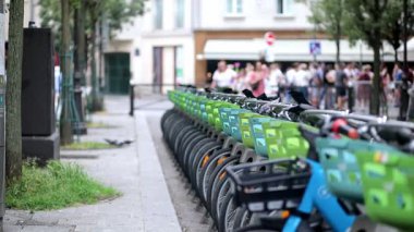 PARIS, FRANCE - 31 Mayıs 2025: Paris, Fransa 'da bisiklet paylaşım sistemi Velib kullanan insanlar