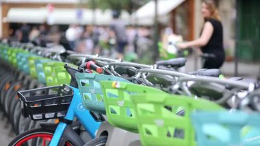 PARIS, FRANCE - 31 Mayıs 2025: Paris, Fransa 'da bisiklet paylaşım sistemi Velib kullanan insanlar