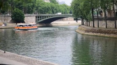 PARIS, FRANCE - 31 Mayıs 2025: Paris, Fransa 'da Seine nehrinde yol alan turist gemileri