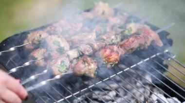 Lezzetli ızgara et mangal üzerinde