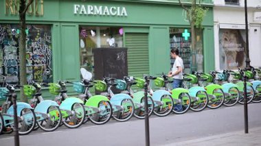 PARIS, FRANCE - 31 Mayıs 2025: Paris, Fransa 'da bisiklet paylaşım sistemi Velib kullanan insanlar