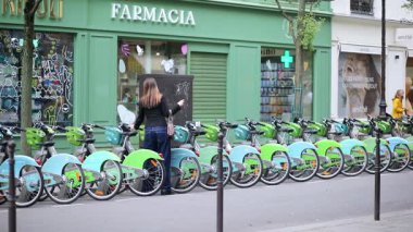 PARIS, FRANCE - 31 Mayıs 2025: Paris, Fransa 'da bisiklet paylaşım sistemi Velib kullanan insanlar