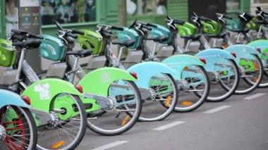 PARIS, FRANCE - 31 Mayıs 2025: Paris, Fransa 'da bisiklet paylaşım sistemi Velib kullanan insanlar
