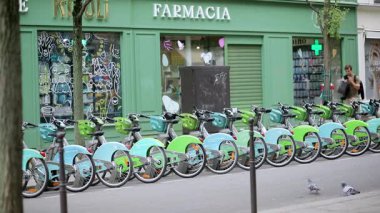PARIS, FRANCE - 31 Mayıs 2025: Paris, Fransa 'da bisiklet paylaşım sistemi Velib kullanan insanlar