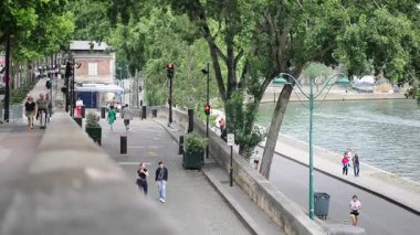 PARIS, FRANCE - 31 Mayıs 2025: Paris, Fransa 'daki Seine seti üzerinde yürüyen insanlar