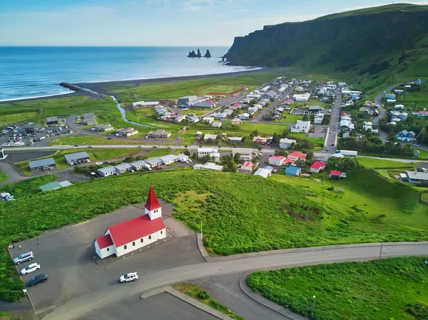 Vik, Güney İzlanda 'daki Vikurkirkja kilisesinin hava manzarası