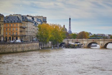 PARIS, FRANCE - 13 Ekim 2024: Paris, Fransa 'daki Seine seddindeki güzel bir sonbahar gününün tadını çıkaran insanlar