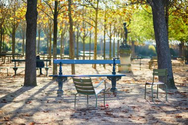 Güneşli bir sonbahar gününde Lüksemburg Bahçesi manzarası