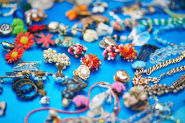 Paris, Fransa 'daki bit pazarında eski antika eşyalar.