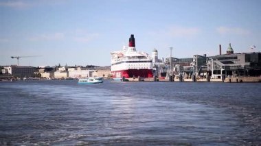 Helsinki, Finlandiya - 18 Ağustos 2025: Viking Hattı feribotu Gabriella, Finlandiya 'nın Helsinki limanına yanaştı..