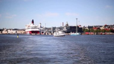 Helsinki, Finlandiya - 18 Ağustos 2025: Viking Hattı feribotu Gabriella, Finlandiya 'nın Helsinki limanına yanaştı..