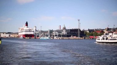 Helsinki, Finlandiya - 18 Ağustos 2025: Viking Hattı feribotu Gabriella, Finlandiya 'nın Helsinki limanına yanaştı..