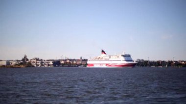 Helsinki, Finlandiya - 18 Ağustos 2025: 18 Ağustos 2025 'te Finlandiya' nın Helsinki limanının hareket halindeki bir tekneden görüntüsü.