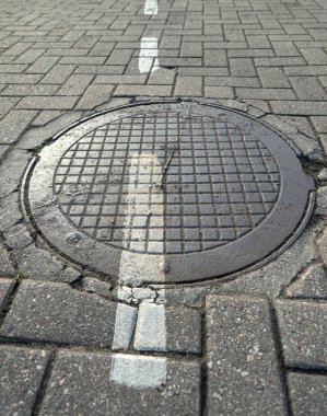 İşaretleme şeritli kanalizasyon kapağı.