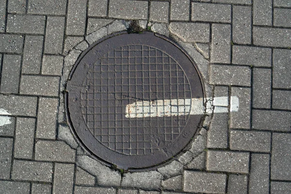 Şaretleme Şeritli Kanalizasyon Kapağı — Stok fotoğraf