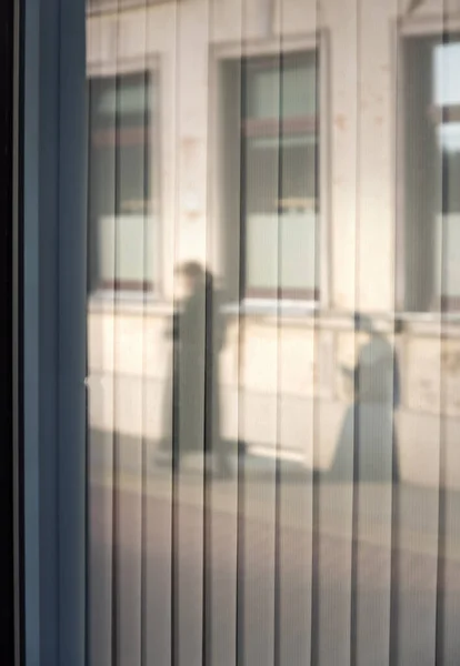 Straßenansicht Mit Einer Frau Die Sich Fenster Spiegelt — Stockfoto