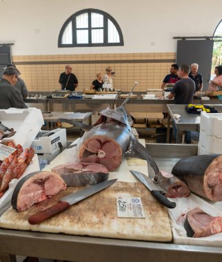 Trapani, Sicilya 'nın batı kıyısında yer alan ve halen önemli bir balıkçı limanı olan bir şehirdir. 19 Eylül 2022 'de Trapani, Sicilya' daki balık pazarının görüntüsü.