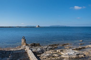 Sicilya, Trapani 'deki kıyı manzarası.