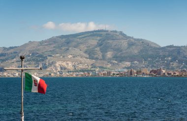 Sicilya, Trapani 'deki kıyı manzarası.