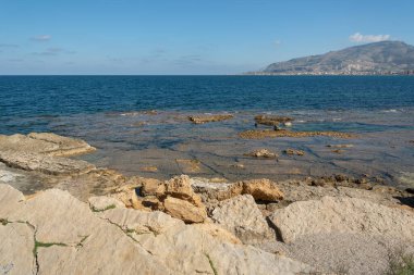 Sicilya, Trapani 'deki kıyı manzarası.