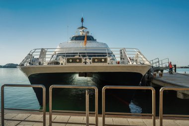 Trapani, Sicilya 'nın batı kıyısında yer alan bir şehirdir. 20 Eylül 2022 'de Trapani, Sicilya' daki gemi istasyonunun görüntüsü.