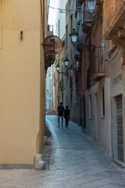 Trapani 'de dar bir sokak manzarası.