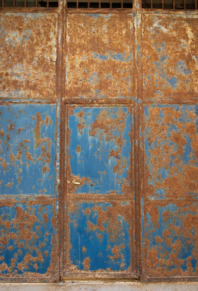 Arrugginito Metallo Vecchia Porta Blu — Foto Stock