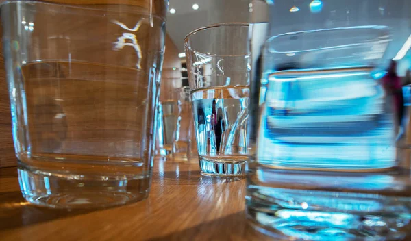 Óculos Água Limpa Uma Superfície Madeira — Fotografia de Stock