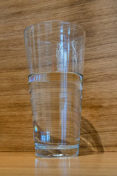Glas Med Rent Vatten Träyta — Stockfoto